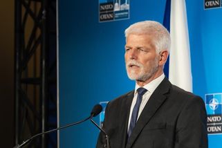 „Mimořádně nešťastný krok vlády.“ Prezident podal kvůli summitu NATO kompetenční žalobu